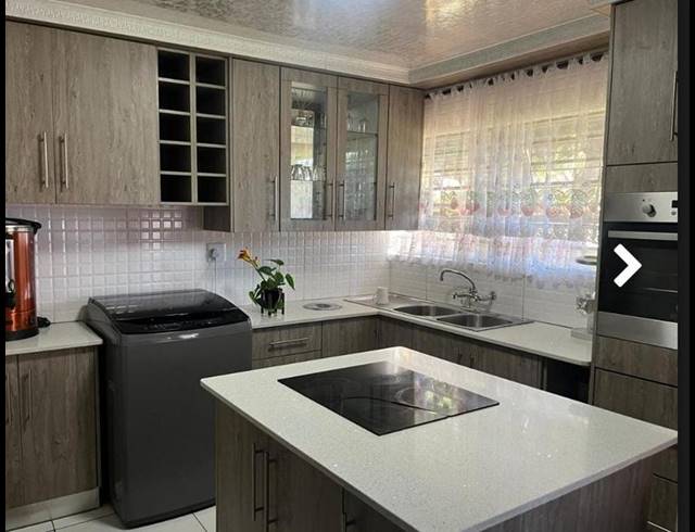 3 BEDROOM TOWNHOUSE FOR SALE IN VANDERBIJLPARK CE 3